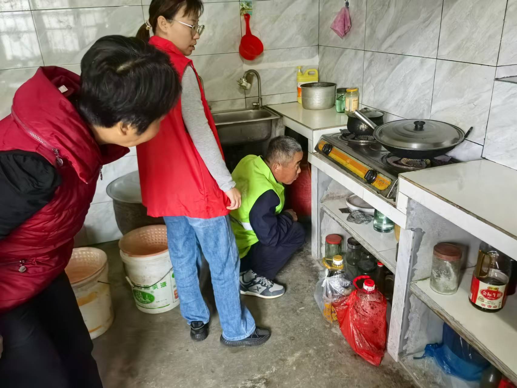 20241015 铜闸镇：志愿网格齐发力，筑牢液化气安全“生命线”（1）.jpg